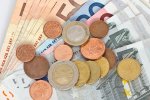 © DerL - stock.adobe.com Geldscheine und Münzen