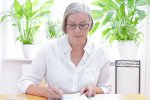 © agenturfotografin - stock.adobe.com Ältere Dame bearbeitet Unterlagen
