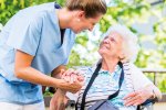 Altenpflegerin und Seniorin
