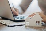 © Steve / stock.adobe.com Laptop und kleines Häuschen