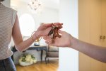© Julien - stock.adobe.com Übergabe von Wohnungsschlüssel