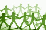 © gunnar3000 - stock.adobe.com Personen im Kreis Scherenschnitt