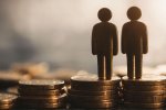 © Nongkhane - stock.adobe.com Figuren auf Münzstapel
