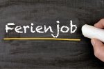 © Sinuswelle - stock.adobe.com Text Ferienjob auf Tafel mit Kreide geschrieben